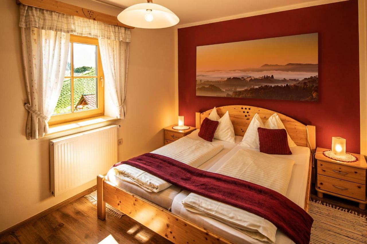 Familienweingut Oberer Germuth Hotell Leutschach Exteriör bild